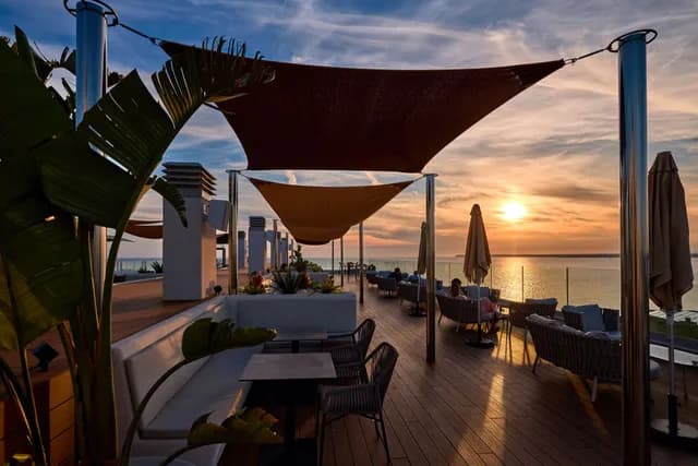 Universal Hotel Romantica